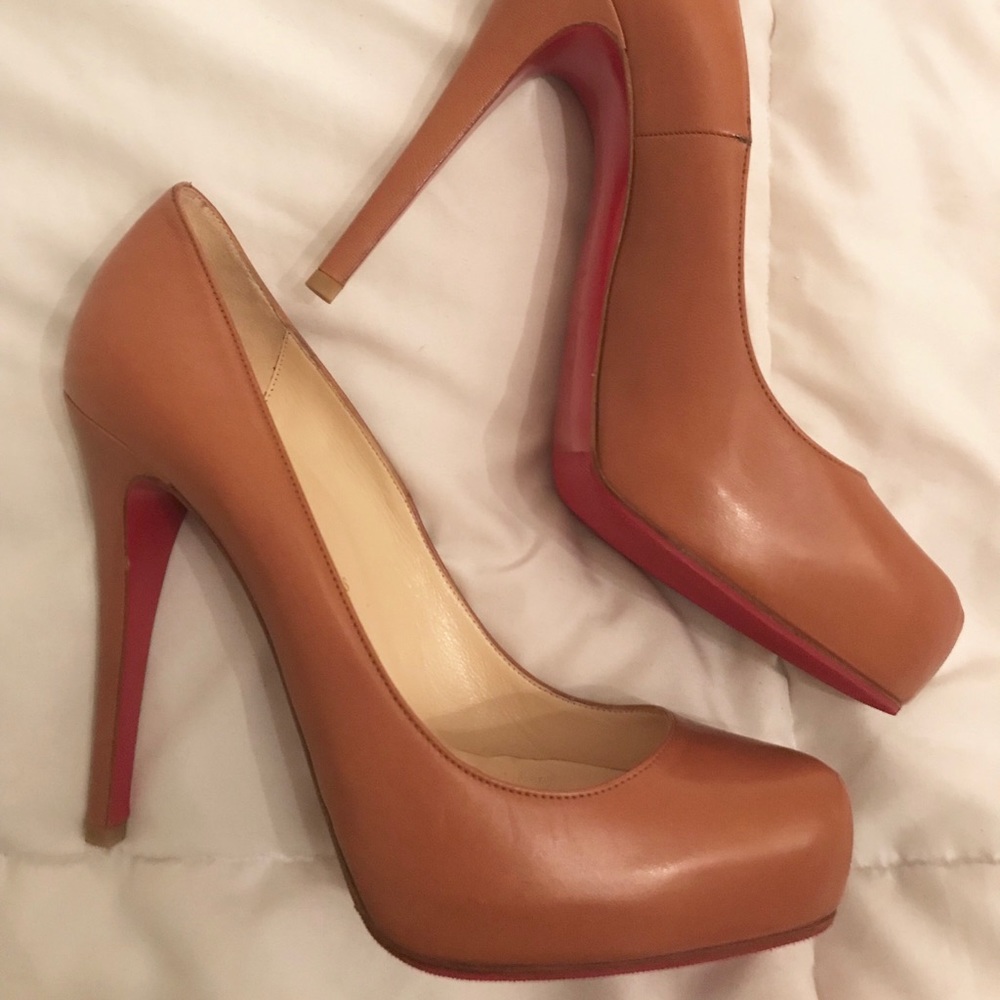 NEW! CHRISTIAN LOUBOUTIN 38.5 brown leather pumps
